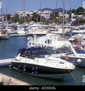 Scena in Cala D'Or Marina, Cala D'Or, Santanyi, Sud Est Maiorca, isole Baleari, Spagna. Foto Stock