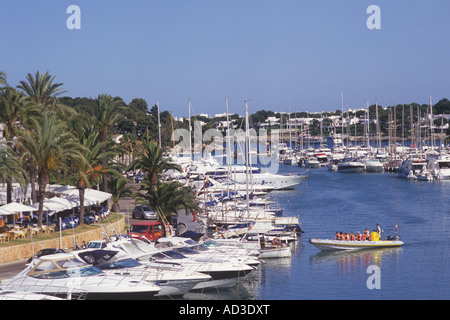 Nel tardo pomeriggio vista guardando ad est di Cala D'Or Marina - con ormeggiato a motore e a vela e Mare Rider ad alta velocità movin nervatura Foto Stock