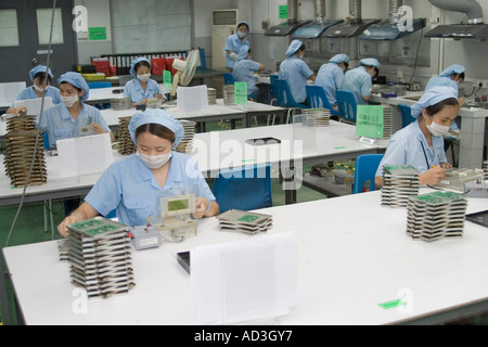 Chinese High Tech operai a lavorare a mano con display LCD schede componenti di assemblaggio Foto Stock