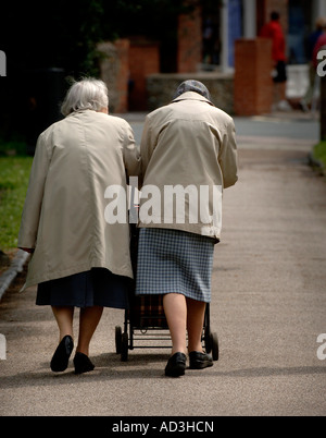 Assistenza sociale: Due pensionati camminano fianco a fianco lungo un sentiero. Foto di Jim Holden. Foto Stock