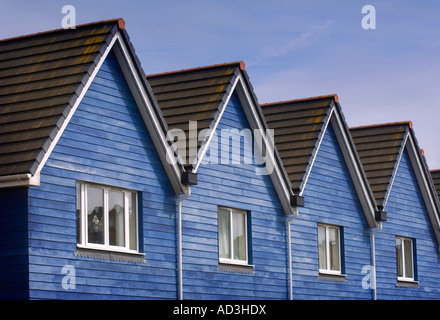 Blue Weatherboarded Wharf-stile nuovo costruire case in un quarto di sviluppo in Sussex est. REGNO UNITO. Foto Stock