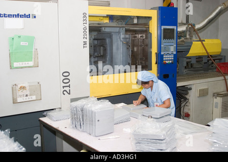Femmina cinese lavora con macchina per lo stampaggio di materiale plastico High Tech la fabbrica in Cina Foto Stock