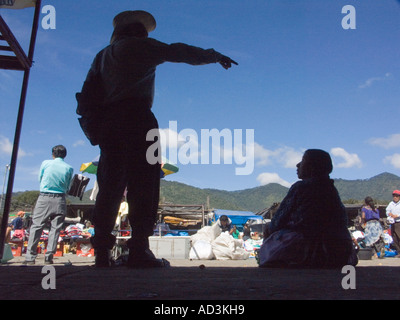 La gente parlare sulla periferia del mercato principale Foto Stock