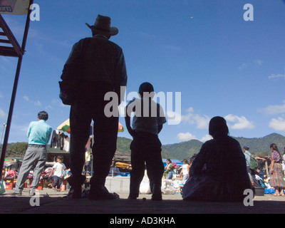 La gente parlare sulla periferia del mercato principale Foto Stock