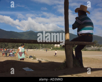 La gente parlare sulla periferia di un campo di calcio vicino al mercato principale Foto Stock