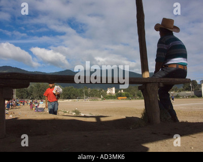 La gente parlare sulla periferia di un campo di calcio vicino al mercato principale Foto Stock