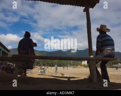 La gente parlare sulla periferia di un campo di calcio vicino al mercato principale Foto Stock