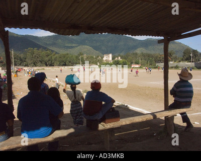 La gente parlare sulla periferia di un campo di calcio vicino al mercato principale Foto Stock