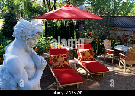 MINNEAPOLIS, MINNESOTA patio giardino con la statua di PAN, il dio greco dei pastori e greggi. L'estate. Foto Stock