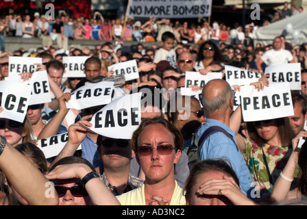 Persone in una veglia a Trafalgar Square, Londra, Inghilterra, il 14 luglio 2005 per le vittime degli attentati di Londra del 7 luglio 2005. Foto Stock