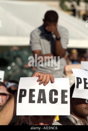 Le persone a una veglia di Trafalgar Square a Londra il 14 luglio 2005 per le vittime degli attentati di Londra del 7 luglio 2005 Foto Stock