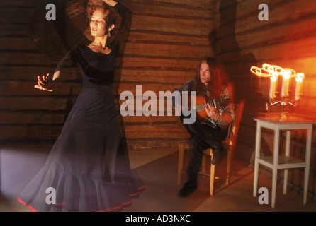 Femmina ballerina di flamenco con il chitarrista maschio Foto Stock