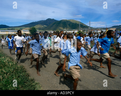 Basseterre St Kitts a scuola i bambini in esecuzione Foto Stock