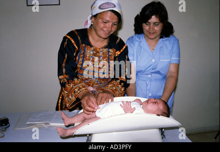 In Cisgiordania Israele Christian Aid madre & infermiere Baby di pesatura Foto Stock