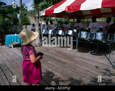 Grafton Tobago 6 anno vecchia ragazza incontro di un nastro di acciaio Foto Stock