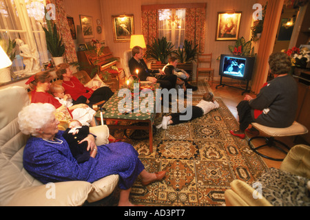 Una famiglia di quattro generazioni insieme guardando la tradizionale giornata di Natale programmi in Svezia Foto Stock