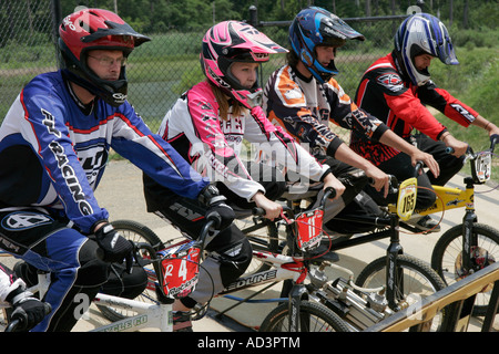 Hampton Virginia, Tidewater Area, Gosnold's Hope Park, Hampton Super Track, bicicletta BMX, bicicletta, equitazione, ciclismo, motociclista, corsa in bicicletta, casco, uniforme, partenza Foto Stock