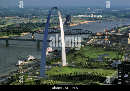 Il Saint Louis Arch lungo il fiume Mississippi St Louis nel Missouri Foto Stock