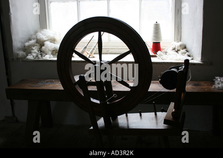 Vecchia ruota di filatura in lanificio, Carmarthenshire, Galles del Sud Foto Stock