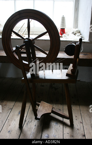 Vecchia ruota di filatura in lanificio, Carmarthenshire, Galles del Sud Foto Stock