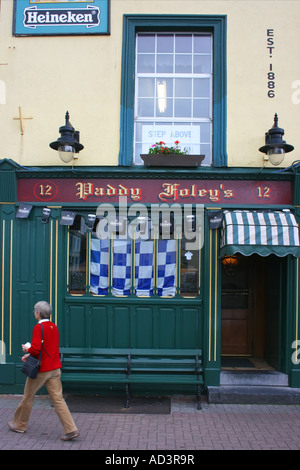 Tradizionale vecchio pub in piazza, Dungarvan, nella contea di Waterford, Repubblica di Irlanda Foto Stock