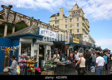 La folla shopping sul Llandudno Pier, il Galles del Nord Foto Stock