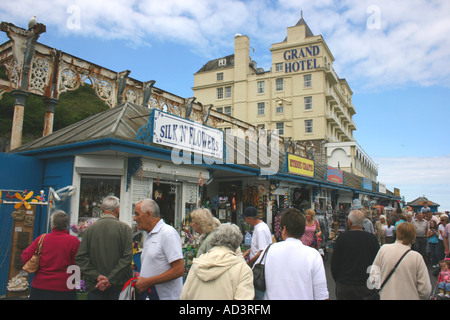 La folla shopping sul Llandudno Pier, il Galles del Nord Foto Stock