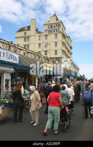 La folla shopping sul Llandudno Pier, il Galles del Nord Foto Stock