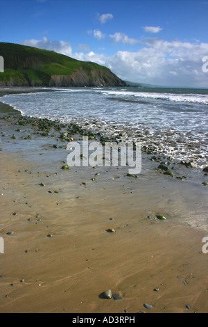 La laminazione delle onde sulla spiaggia di Clarach Bay vicino a Aberystwyth, Galles Foto Stock