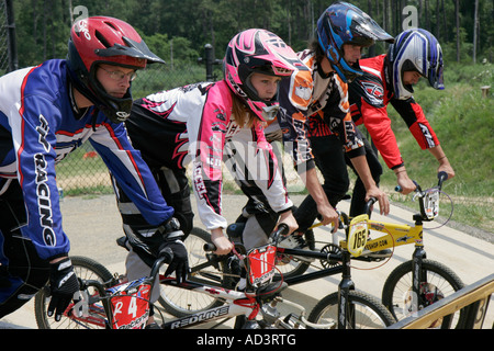 Virginia Hampton, Gosnold's Hope Park, Hampton Super Track, bicicletta BMX, bicicletta, equitazione, ciclismo, pilota, corsa in bicicletta, casco, uniforme, cancello di partenza, VA07061604 Foto Stock