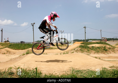 Virginia Hampton, Gosnold's Hope Park, Hampton Super Track, bicicletta BMX, bicicletta, equitazione, ciclismo, pilota, corsa in bicicletta, casco, uniforme, salto, VA070616050 Foto Stock