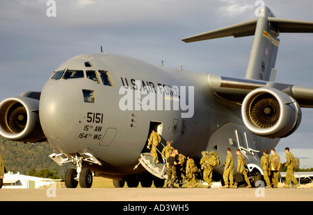 Australian Forze di Difesa a bordo di una C-17 Globemaster III at Royal Australian Air Force Base di Townsville, Australia Foto Stock