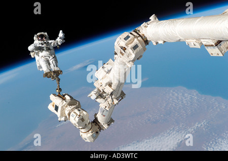 3 agosto 2005 - astronauta ancorato ad un sistema di ritenuta del piede sulla Stazione Spaziale Internazionale il Canadarm2, durante la missione STS-114. Foto Stock