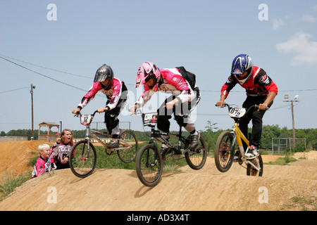 Hampton Virginia, Tidewater Area, Gosnold's Hope Park, Hampton Super Track, BMX bike, ciclismo, equitazione, ciclismo, rider, corsa in bicicletta, casco, uniforme, salto, visi Foto Stock