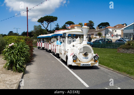 Dh St Aubins Bay St Aubins BAY JERSEY Tourist Le Petit Train Road Train sulla vecchia ferrovia via via lungomare Foto Stock