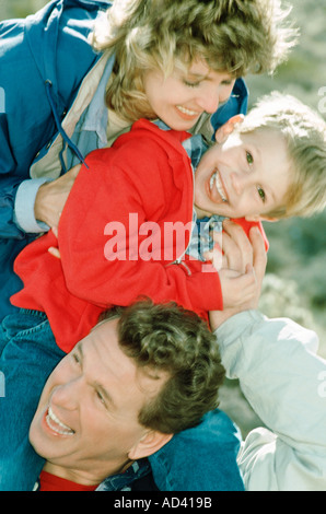 Famiglia giocare al di fuori Foto Stock
