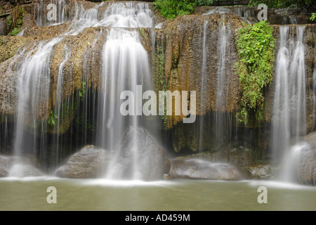 Erawan cascata nel Parco Nazionale di Erawan, Thailandia Foto Stock