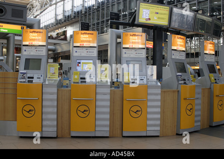 Lufthansa il check-in self-service, aeroporto di Amburgo, Germania Foto Stock