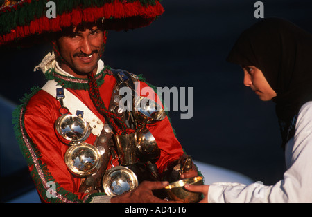 Venditore di acqua africa donna ragazza marocco Foto Stock