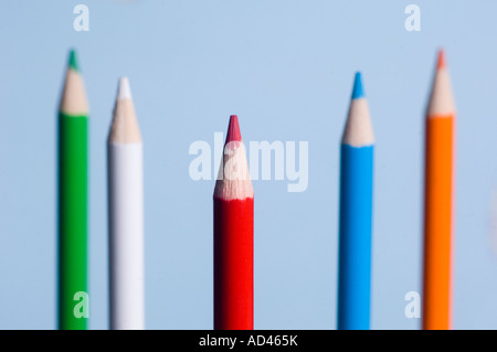 Matita rossa in piedi fuori dalla folla Foto Stock