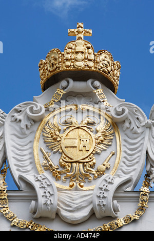 L'imperatore corona e stemma presso l'imperatore parte della Hofburg, vista dalla Josefsplatz, Vienna, Austria Foto Stock