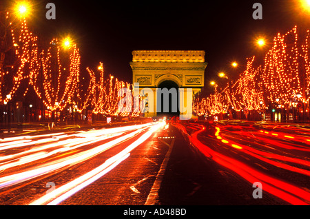 Famosi Champs Elysees e l' Arc de Triomphe Paris Francia Foto Stock