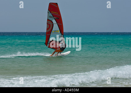 Windsurf sulla spiaggia di Sotavento, Fuerteventura, Isole Canarie, Spagna Foto Stock