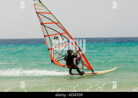 Windsurf sulla spiaggia di Sotavento, Fuerteventura, Isole Canarie, Spagna Foto Stock