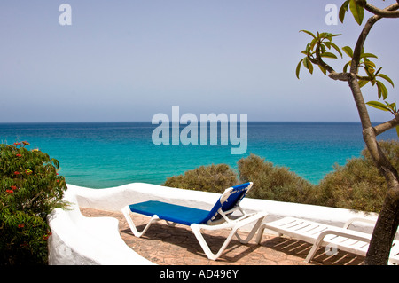 Lettino su una terrazza che si affaccia sull'oceano, Fuerteventura, Isole Canarie, Spagna Foto Stock