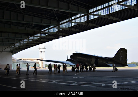 Douglas DC-3/C-47 velivoli, "passito" bombardiere, Aeroporto Tempelhof di Berlino Foto Stock