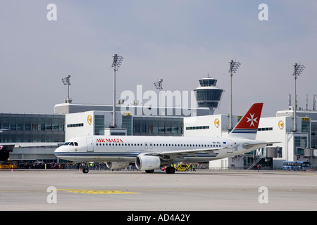 Un Airbus A320 - 200 digitato gli aeromobili di Air Malta taxi dell'aeroporto di Monaco di Baviera, Germania Foto Stock