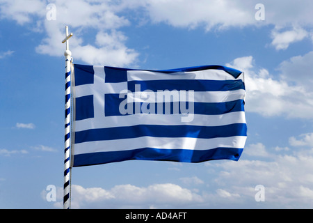 La bandiera greca in una giornata di vento Foto Stock
