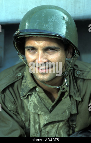 Riproduzione famoso fotografo di guerra Robert Capa presso l'atterraggio artigianato in Discovery Channel film: 'ritorno in Normandia' con Tom Broka Foto Stock