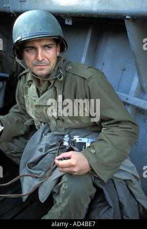 Riproduzione famoso fotografo di guerra Robert Capa presso l'atterraggio artigianato in Discovery Channel film: 'ritorno in Normandia' con Tom Broka Foto Stock